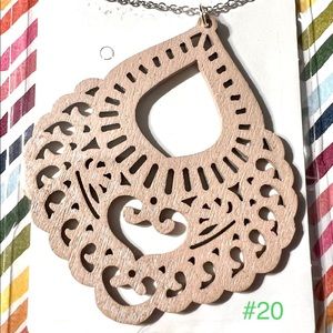Beige wood pendant necklace